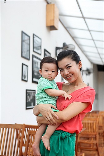 Sau thời gian dài nghỉ sinh con, Cẩm Tú quyết định trở lại với niềm đam mê âm nhạc. 