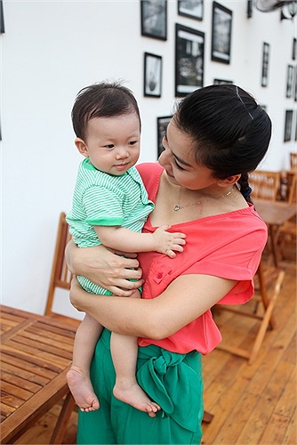 Cô mở quán café âm nhạc để tạo sân khấu cho chính mình và nhiều người bạn có thể gặp gỡ, giao lưu và biểu diễn cho các khán giả, đặc biệt là đối tượng sinh viên không có nhiều tiền để mua vé xem những chương trình ca nhạc lớn. 