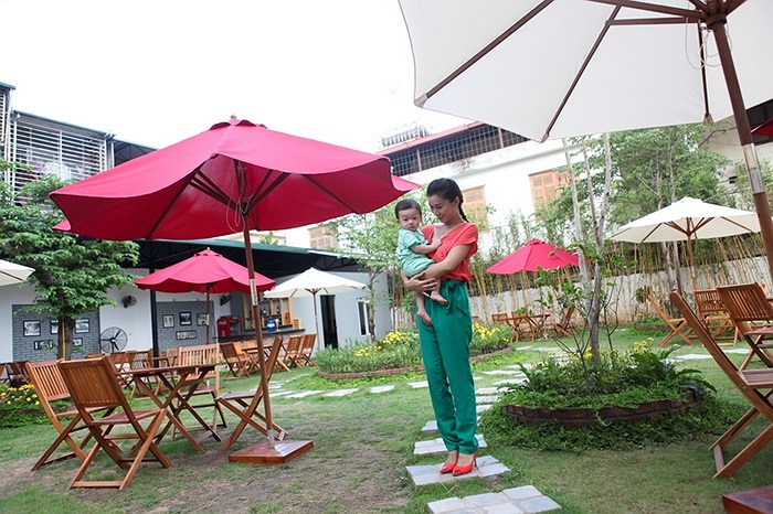 Quán của cô có 1 phòng trà để ban nhạc BackGround của nhạc sĩ Dương Cầm chơi live hàng đêm và không gian cafe rộng ở ngoài trời. 