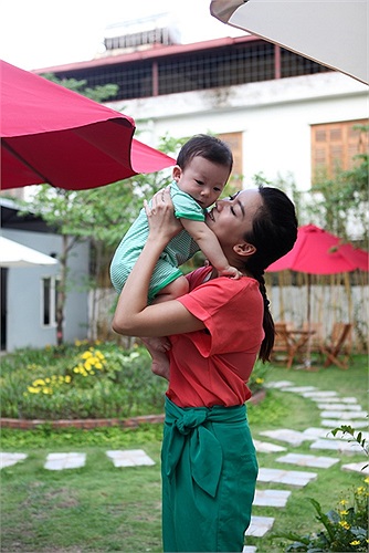 Hiện tại, Cẩm Tú rất bận rộn với việc điều hành phòng trà, chăm sóc con cái và chuẩn bị cho sản phẩm âm nhạc mới. 