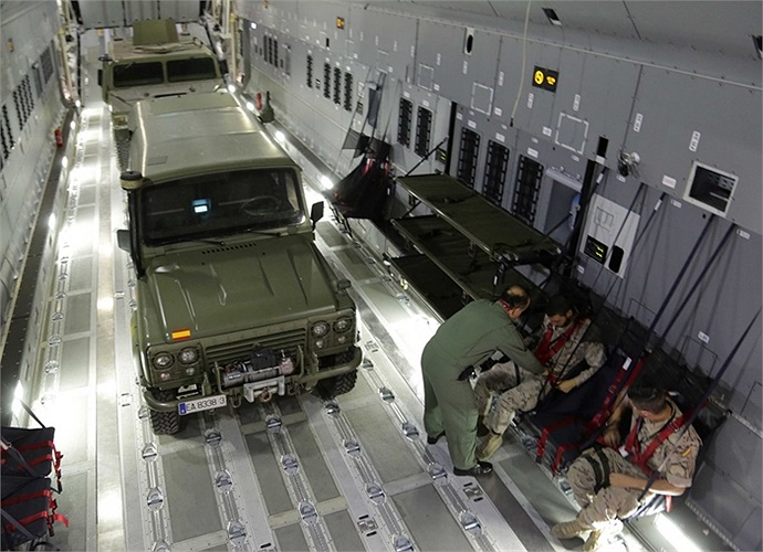 Khoang hàng của A400M có thể chứa 1 chiếc trực thăng CH-47 Chinook, 2 xe bọc thép hạng nặng và 1 xuồng cứu hộ