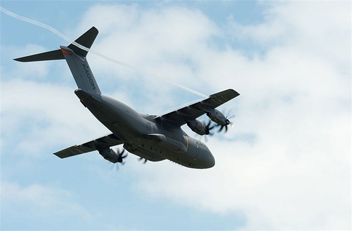 Ngoài ra, máy bay còn được trang bị cần cẩu tùy biến để có thể nâng những kiện hàng nặng tới 32 tấn