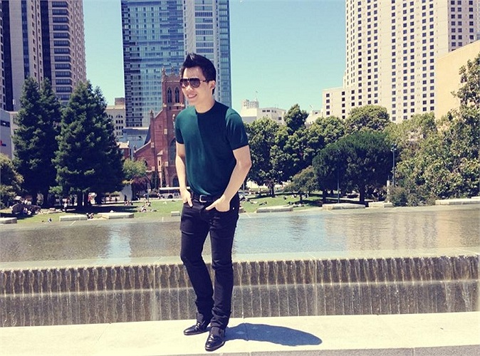 Trong chuyến sang Mỹ công tác, ông trùm chân dài Vũ Khắc Tiệp tranh thủ tạo dáng điệu đà.