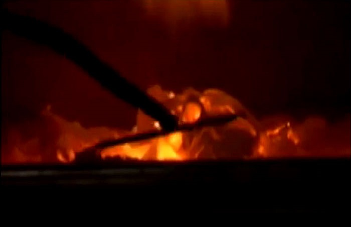 Tro cốt đốt xong được đưa ra khay đựng bằng dụng cụ gạt.