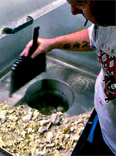 Sau khi thiêu xong, tro cốt được chuyển vào máy nghiền ra các mảnh nhỏ hơn.