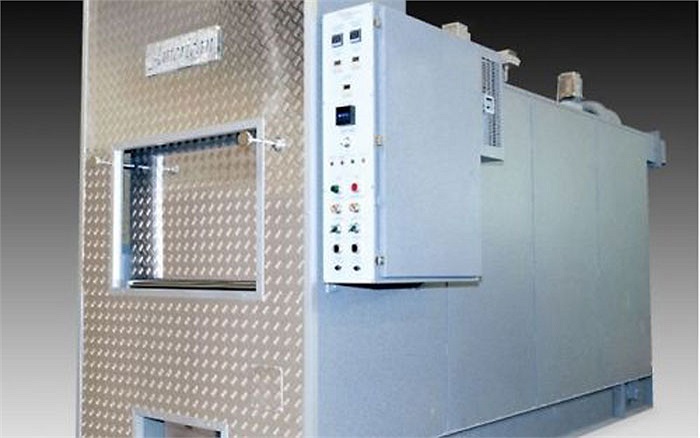 Lò thiêu là một cỗ máy cơ khí có bảng điều khiển tự động.
