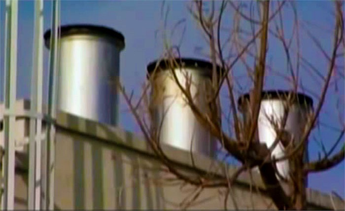 Khí thải của lò thiêu được thoát trực tiếp ra ngoài qua các ống khói.