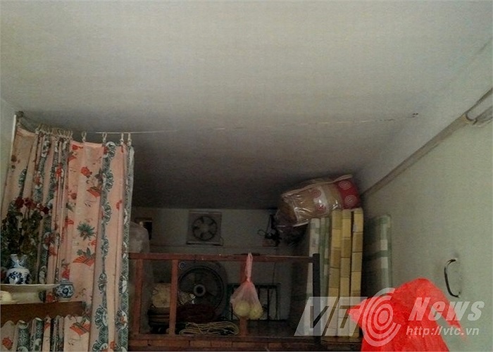 Gác xép tại căn hộ khu tập thể Đại học Y Hà Nội, mỗi khi lên ngủ, người dân phải bò vào chứ không thể ngồi được.