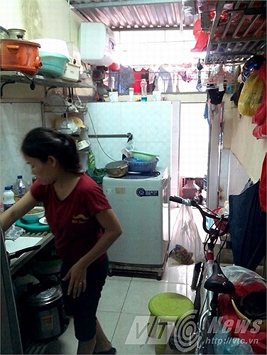 Khu bếp do các hộ dân cơi nới, chứa nhiều đồ đạc lỉnh kỉnh. Khu nấu ăn, khu vệ sinh, tắm giặt chỉ được khoảng gần 3 mét vuông. Mỗi lúc nấu ăn, giặt giũ, người dân lại phải xoay đủ cách mới làm được.