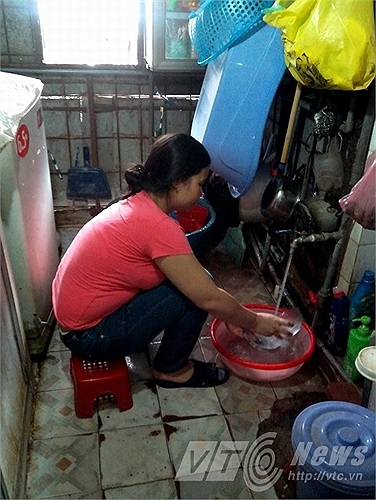 Khu bếp và khu vệ sinh của nhà chị Huyền chỉ đủ cho một người vào làm việc. 