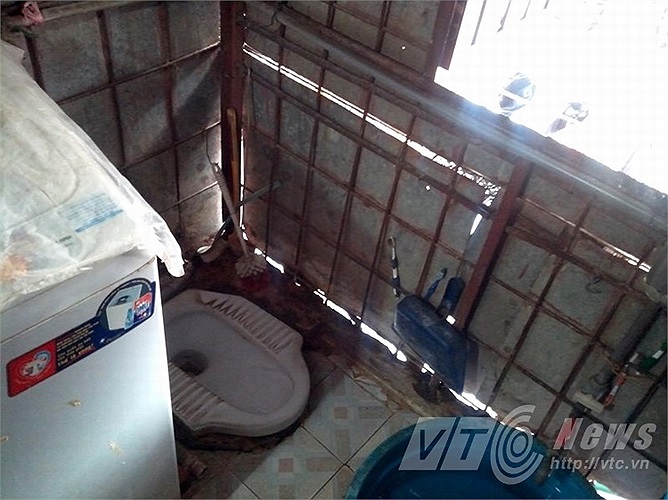 Khu vệ sinh chật hẹp, một người sử dụng cũng khó.