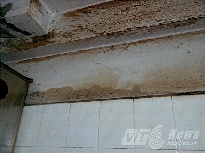 Trần khu bếp của nhà B16 khu tập thể Kim Liên thấm nước thường xuyên