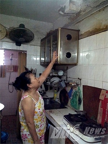 Bà Mai chỉ chỗ nước ngấm mọc rêu xanh cả trần nhà.