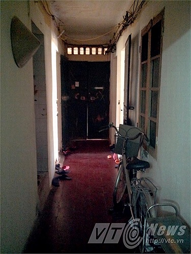 Lối hành lang vài mét vuông chung cho 4 hộ gia đình.