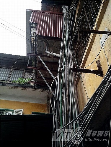 Dàn ống nước chằng chịt tại khu tập thể E4 Đại học Y Hà Nội