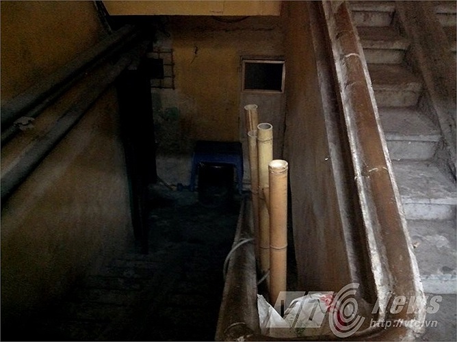 Lối lên cầu thang tối om.