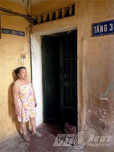Bà Mai, khu tập thể B16, Kim Liên cho biết, khu này 4 căn hộ chung một cửa, một lối hành lang chỉ rộng vài mét vuông.
