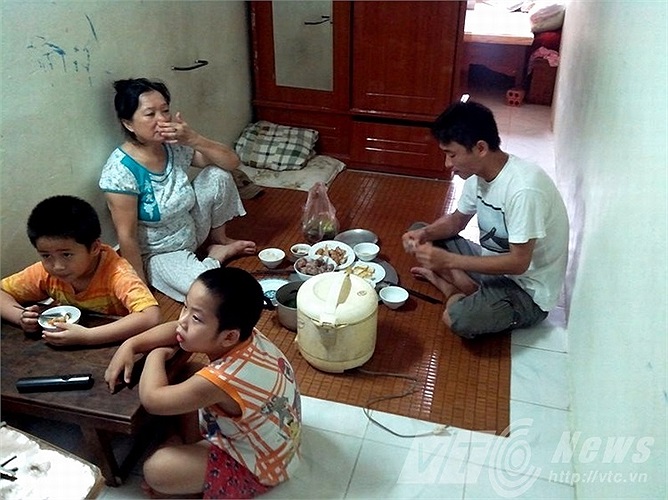 Căn hộ rộng 1,8 mét, dài 8 mét của một hộ dân ở khu E4, ĐH Y Hà Nội. Mọi sinh hoạt rất khó khăn trong căn phòng chưa đầy 15 mét vuông này.