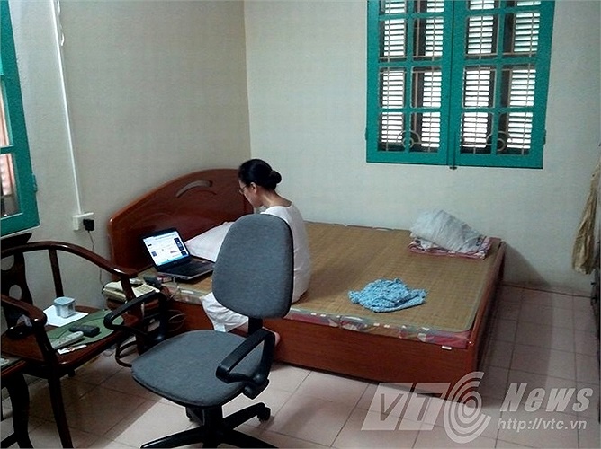 Đây là căn hộ 13,5 mét vuông ở khu tập thể Kim Liên. Chị Oanh cho biết, mùa hè ở đây rất nóng, diện tích nhỏ nên sinh hoạt rất khó khăn.