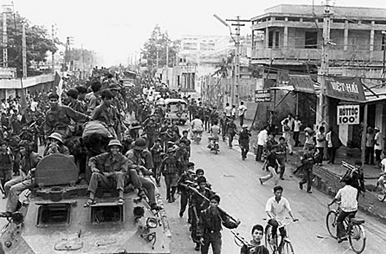 Trong ảnh là một chiếc xe bọc thép chở quân BTR-60PB cùng đoàn quân trên con phố ở Sài Gòn ngày 30/4.