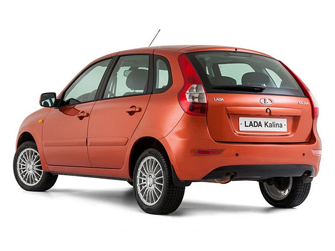 Đi kèm với động cơ 1.6 là hộp số sàn 5 cấp tiêu chuẩn hoặc hộp số tự động 4 cấp dạng tùy chọn. 