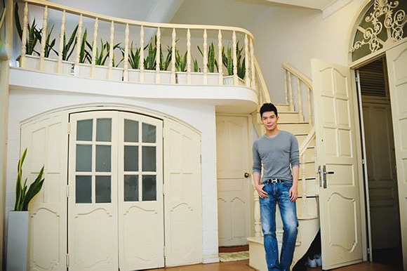 Xuất thân là nam người mẫu gốc Việt hiếm hoi của công ty Elite Model Management danh giá, nên khi về Việt Nam, Nathan Lee vẫn tiếp tục sự nghiệp người mẫu.