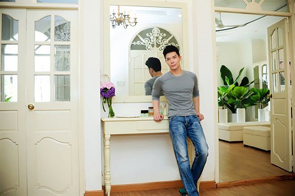 Được biết rất nhiều ca sỹ nổi tiếng trong showbiz Việt đã mượn ngôi nhà của Nathan Lee để quay MV ca nhạc.