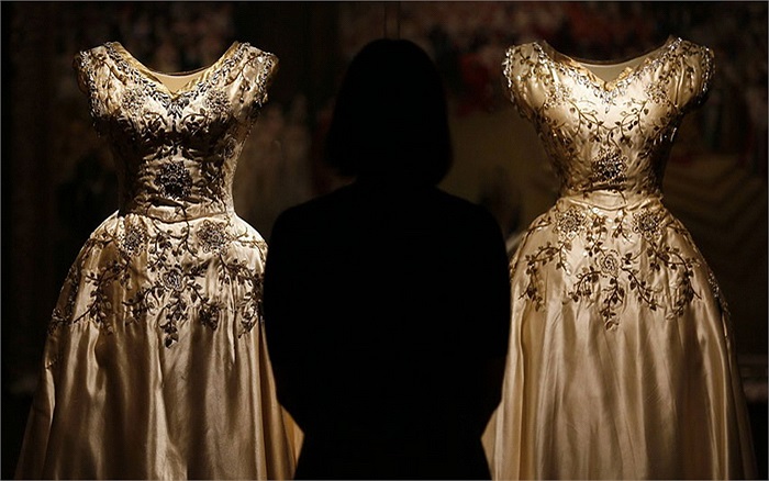Những chiếc váy của 2 thị nữ theo hầu nữ hoàng trong lễ đăng quang
