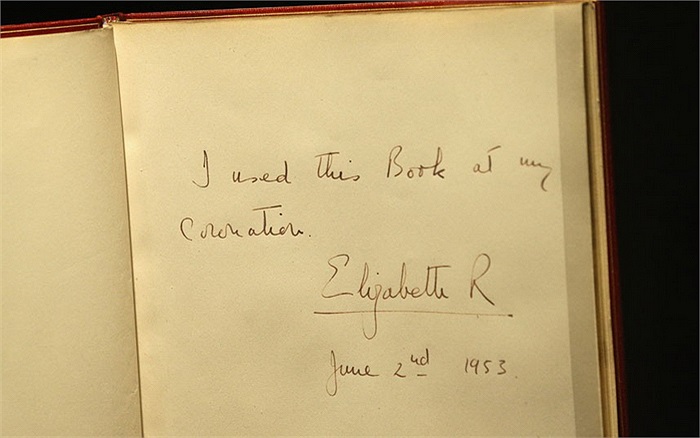 Lưu bút của nữ hoàng: 'Ta từng sử dụng cuốn sổ này tại lễ đăng quang của ta'.