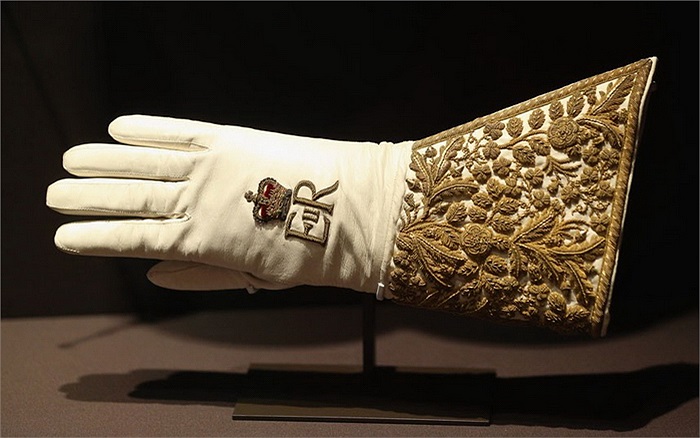 Găng tay từng được nữ hoàng Elizabeth II sử dụng