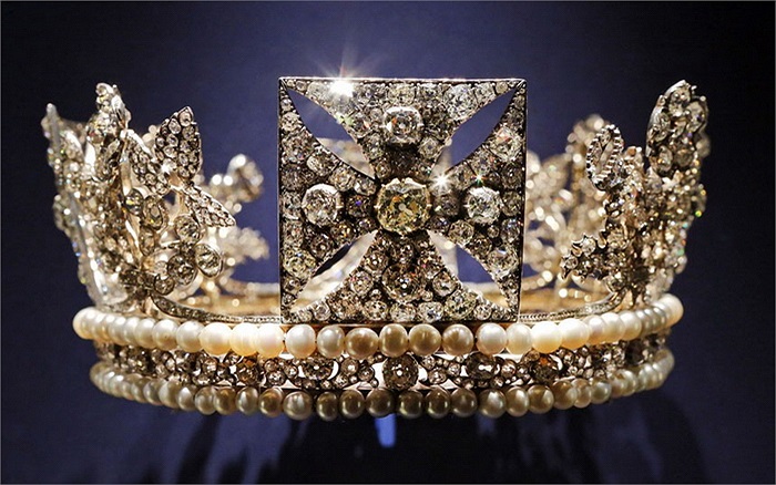 Chiếc vương niệm được chế tác cầu kỳ từ kim cương, ngọc trai, bạc và vàng
