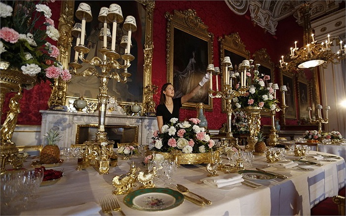 Các vật dụng trên bàn tiệc được làm toàn bộ từ vàng và bạc nguyên chất