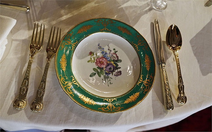 Bộ đĩa ăn chỉ có 1 phiên bản duy nhất do Hoàng gia Anh sở hữu