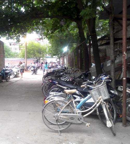 Hàng dài xe đạp xếp trong ngõ đối diện lớp luyện thi.