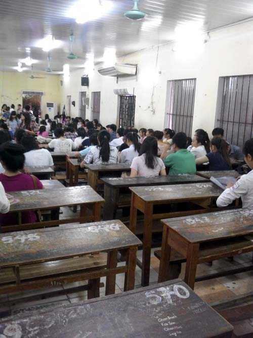 Mỗi bàn đều được đánh số thứ tự.