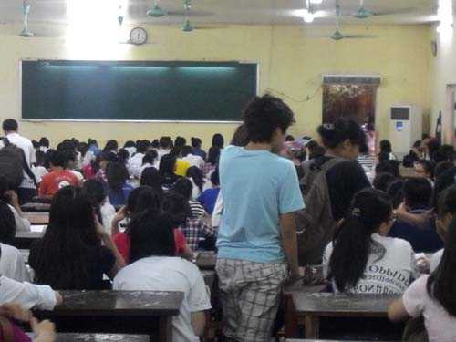 Học sinh đổ vào lớp ngày một đông, những dãy bàn đầu nhanh chóng kín chỗ.