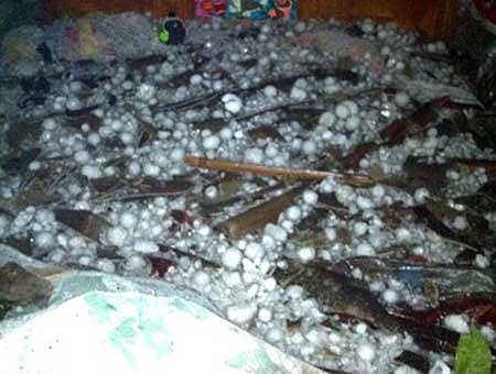 Những viên đá to bằng cả nắm đấm rơi xuống hàng nghìn ngôi nhà, rồi phủ kín giường ngủ. (Ảnh VNE)