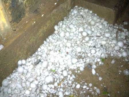 Đá được thu dọn lại thành đống ở góc nhà. (Ảnh VNE)