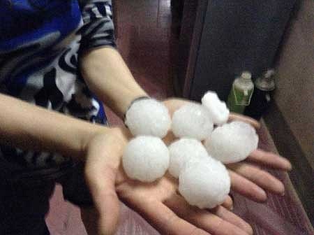 Những hạt mưa đá khủng được người dân nhặt lại. (Ảnh Dân Việt)