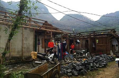 Có nhà bị lốc bay cả mái. Huyện Mường Khương đang tập trung lực lượng xuống các xã để thống kê thiệt hại, giúp người dân khắc phục hậu quả. (Ảnh VNE)