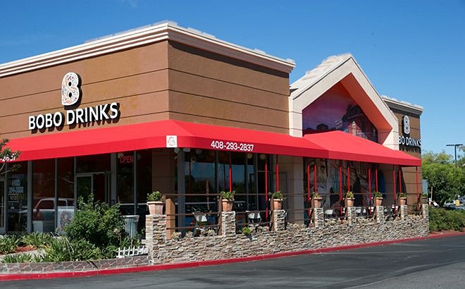 Sau bão scandal tình, tiền với một fan hâm mộ cách đây chưa lâu, Đan Trường tích cực chạy show và sang Mỹ mở nhà hàng với vợ.