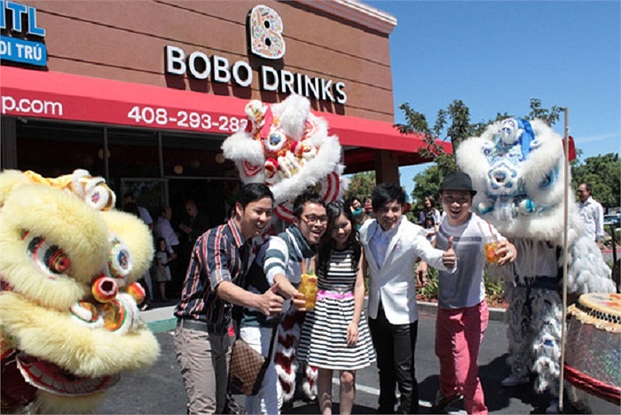 Đặc biệt, người chế biến thức ăn cho quán là mẹ vợ của Đan Trường. Bà là một đầu bếp có tiếng trước đây tại San Jose. 