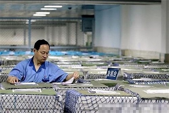 Quy trình in đồng nhân dân tệ gồm: kiểm tra giấy in, xử lý và chế bản trước khi in, in thử rồi sau đó mới in chính thức, sau khi đã kiểm tra chất lượng, đóng dấu và in số serial trên các tờ tiền mới cắt ra thành những tờ tiền nhỏ.