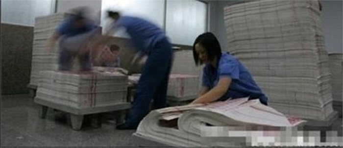 Để tránh bị làm giả, các nhân viên nhà máy phải in thử một tập tiền trước để tránh sai sót khi in thật.
