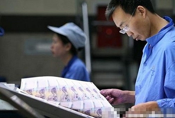 Còn đây là khung cảnh bên trong nhà máy in tiền ở Trung Quốc.