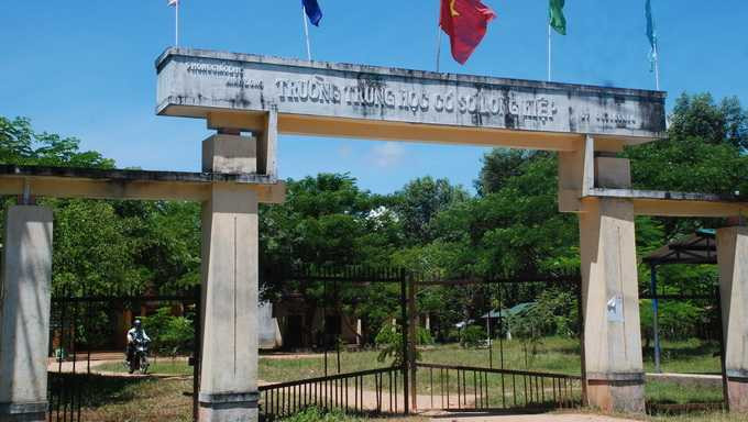 Cổng vào hoen gỉ