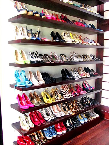 Là một người tinh tế, Hồng Nhung lựa chọn cho mình khá kỹ càng những món đồ. Bởi thế tủ giày của chị không thật hoành tráng như các sao nữ khác, nhưng lại rất có màu sắc.