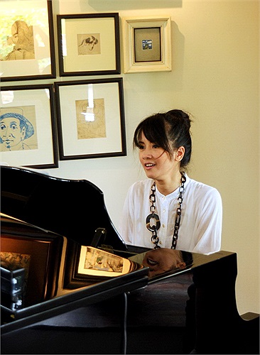 Bên cây đàn, Hồng Nhung có thể tập hát và luyện thanh mỗi ngày mới.