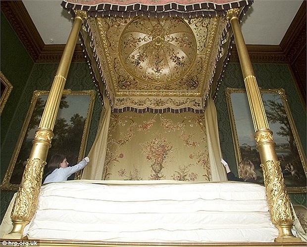 Chiếc giường của Nữ hoàng Charlotte - vợ của vua George III. Bà mất năm 1818 tại cung điện Kew