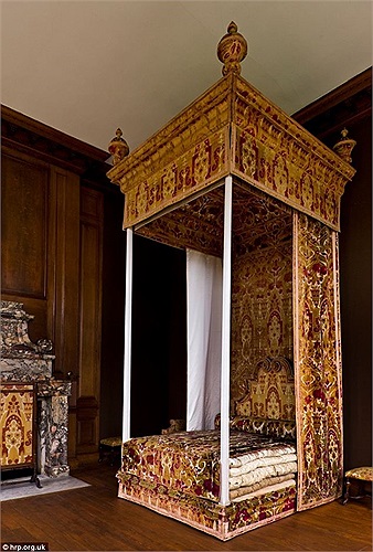 Đây là chiếc giường dành cho Nữ hoàng Anne. Tuy nhiên, bà đã qua đời trước khi chiếc giường được hoàn tất 